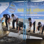 Bupati Lamongan, Yuhronur Efendi, saat menebar benih ikan di Waduk Tuwiri.