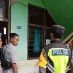 Polisi saat olah TKP.