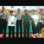 Pose bersama Kepala Desa Pandak dengan Polres Ponorogo dan Danramil Balong.