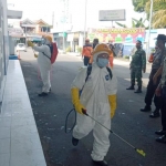 Petugas menyemprotkan disinfektan ke seluruh titik Terminal Kesamben.