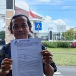 Mohamad Karim Amrulloh, dari LBH Al Faruq usai melaporkan dugaan rekayasa jual beli jabatan Perangkat Desa Bendo di Kejaksaan Negeri Kabupaten Kediri. Foto: MUJI HARJITA/ BANGSAONLINE