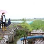 CEK: Bupati Ahmad Muhdlor berkeliling ke tiga desa langganan banjir di Tanggulangin, Sabtu (20/11/2021). foto: istimewa 