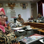 Wakil Ketua DPRD Gresik Hj. Nur Saidah dalam acara Adkasi bersama  dengan Mendagri RI Tjahyo Kumolo. foto: syuhud/ bangsaonline