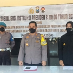 Kapolres Ponorogo, AKBP Mochamad Nur Azis saat menyosialisasikan Inpres Nomor 6 Tahun 2020 di hadapan awak media. (foto: ist).