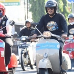 Bupati Kediri, Hanindhito Himawan Pramana (kiri), dan Wali Kota Kediri, Abdullah Abu Bakar, saat menaiki vespa bareng. Foto: Ist