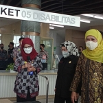 Gubernur Jatim, Khofifah Indar Parawansa, saat meninjau MPP setelah diresmikan. Foto: DEVI FITRI AFRIYANTI/BANGSAONLINE