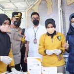 Kapolresta Sidoarjo Kombes Pol. Kusumo Wahyu Bintoro meninjau pelaksanaan  tes urine kepada para sopir dan kondektur bus di Terminal Purabaya, Bungurasih, Waru, Sidoarjo, Senin (25/4/2022).