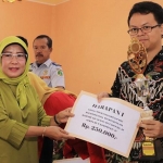 Plt. Kepala DP3AKB Kota Pasuruan Ir. Sugiarti, M.Si saat menyerahkan hadiah juara lomba kreasi mie.
