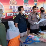 Kapolsek Wonocolo Kompol Roycke Betahubun memberikan keterangan usai rekonstruksi ibu bunuh bayi.