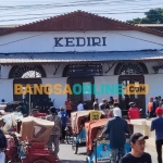 Puluhan massa PKL dan tukang becak melakukan unjuk rasa di Stasiun KA Kediri.
Foto: Muji Harjita/BANGSAONLINE