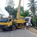 Proses evakuasi bangkai bus harus mendatangkan dua truk derek.