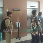 Pintu masuk lift di dalam RSUD Gambiran II terpaksa diberi tempat sampah, karena tidak berfungsi. foto: ARIF K/ BANGSAONLINE