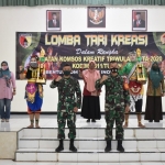 Dandim Tuban foto bersama usai penyerahan piala dan penghargaan kepada tim penari terbaik.