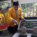 Plt Ketua DPD Partai Golkar Jatim, Zainudin Amali tabur bunga di makam tokoh Golkar Jatim, M. Said di TPU Ngagel. foto: didi rosadi/bangsaonline