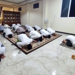 Prof Dr KH Asep Saifuddin Chalim, MA saat menjadi imam salat hajat sedang sujud bersama para kiai di kediaman Neng Imah, salah seorang putrinya, di lingkungan Pondok Pesantren Amanatul Ummah Jalan Siwalankerto Utara Surabaya. Foto: mma/bangsaonline.com