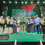 Kepala MAN 1 Tuban, H Ahmad Hudan Mabruri, bersama guru dan para siswa yang mengikuti ajang Expo Nasional MA Plus Keterampilan ke-7 di Kotawaringin.