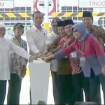 Peresmian ditandai dengan penekanan sirine dan penandatanganan prasasti oleh Presiden.