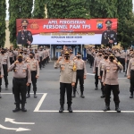 Kapolres Kediri AKBP Lukman Cahyono di tengah anggotanya seusai apel. (foto: ist)