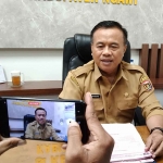 Kepala Dinas Pendidikan dan Kebudayaan Kabupaten Ngawi, Sumarsono saat memberikan keterangan atas pungutan yang terjadi di sekolah. 