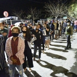 Ratusan anak muda yang terjaring Tim Bu Risma saat berada di bawah Jembatan Suramadu sisi Surabaya, Sabtu (12/9) malam. Mereka harus antre mengikuti rapid test malam itu juga. foto: ist/ bangsaonline.com