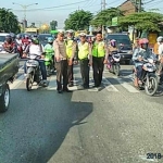 Petugas menunjukkan lokasi terjadinya kecelakaan.