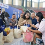 Pj Wali Kota Kediri, Zanariah, didampingi Kepala Kantor Perwakilan Bank Indonesia Kediri, Choirur Rofiq, saat ikut melayani pembeli di GOR Jayabaya. Foto: Ist