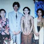  Jokowi foto bersama istrinya, Riana dan keluarga dekatnya, saat resepsi pernikahan mereka. Foto:repro bbc