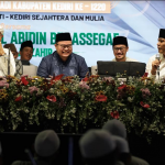 Bupati Kediri Hanindhito Himawan Pramana (dua dari kiri) bersama Habib Ali Zainal Abidin Assegaf (kiri) dan Gus Kautsar.