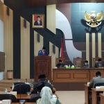 Bupati Pasuruan Irsyad Yusuf saat memberikan jawaban atas PU fraksi-fraksi.