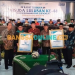 Launching logo baru Smamda Sidoarjo saat Wisuda Lulusan ke-44. Foto: MUSTAIN/BANGSAONLINE