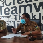 Kasie Pencegahan dan Kesiapsiagaan BPBD Kabupaten Kediri, Saifudin Zuhri (kanan) didampingi Dadik dari BPBD Kabupaten Kediri saat memimpin rapat. Foto: Ist