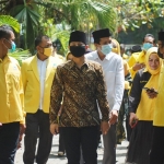 Moh. Nur Arifin (baju batik) dan Syah Natanegara (baju putih) bersama jajaran petinggi Partai Golkar. foto: HERMAN/BANGSAONLINE