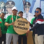 Bupati Bangkalan Abdul Latif Imron bersama Wakil Bupati menerima penyerahan secara simbolis wisata kerapan sapi dari Kadisbudpar Bangkalan Hasan Faisol.