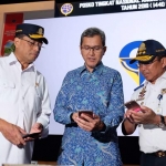 Dari kiri, Menteri Perhubungan RI Budi Karya Sumadi bersama, Chief Human Capital Officer XL Axiata Rudy Afandi, dan Dirjen Hubungan Darat Budi Setiyadi dalam acara peluncuran aplikasi “Peta Jelajah Nusantara” di Jakarta.
