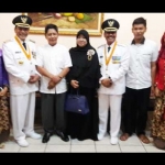 Pendiri RGS HM Khozin bersama istri dan ketiga anaknya saat foto bersama SQ usai dilantik Gubernur Jatim. foto: syuhud/BANGSAONLINE