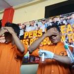 Kedua tersangka pengedar dan pemakai sabu yang tertangkap didampingi AKP Djanu Fitrianto. 
