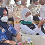 Wakil Bupati Gresik, Aminatun Habibah (kiri), saat berbincang dengan Gubernur Khofifah di sela-sela peresmian Samsat. Foto: SYUHUD/ BANGSAONLINE