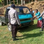 Petugas Satlantas Polres Pamekasan saat mengevakuasi pikap yang terguling,