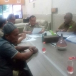 Warga Lapa Taman saat menanyakan progres pengurusan sertifikatnya ke BPN Sumenep.