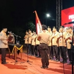 Gus Ipul ketika melantik Ketua Majelis Pembimbing Satuan karya Bhayangkara (Mabisaka) Kombes. Sutardjo.