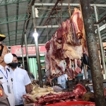 Tim dari Pemkab Gresik bersama Kapolres Gresik, AKBP Muchamad Nur Azis, saat mendatangi pedagang daging di pasar pascaserangan PMK terhadap ternak sapi. Foto: SYUHUD/BANGSAONLINE