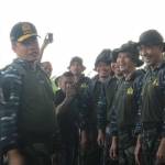 SUNTIK MOTIVASI: KSAL Laksamana TNI Ade Supandi (kiri) saat membuka Outbound TNI AL 2016, di Puslatdiksarmil Lanudal Juanda Surabaya, di Sidoarjo, Jumat (5/8). foto: MUSTAIN/ BANGSAONLINE