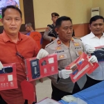 Kasatresnarkoba Polres Jombang, AKP Ahmad Yani, saat konferensi pers.