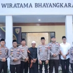 Kapolres Pasuruan AKBP Bayu Pratama Gubunagi didampingi Gus Rony Ghozali penggasuh Ponpes Darussalam Al - Ghozali saat meresmikan gedung. 
