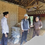 Wakil Bupati Trenggalek, Syah Natanegara bersama Kepala Dinas Pekerjaan Umum dan Penataan Ruang (PUPR) kabupaten setempat saat meninjau langsung kegiatan TMMD ke-120 di Desa Tanggaran, Kecamatan Pule, Kabupaten Trenggalek, Rabu (8/5/2024).