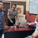 Pelaku saat diinterogasi Kasatreskrim Polres Tuban.