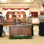 Gubernur Jawa Timur Khofifah Indar Parawansa menerima penghargaan Top 5 Outstanding Achievement of Public Service Innovation 2021 secara virtual dari Gedung Negara Grahadi Surabaya, Selasa (9/11).