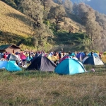 Para pendaki Gunung Semeru saat kemah di Ranu Kumbolo. Foto: Kompas.com 