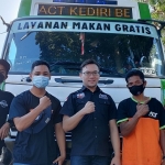 Iwan Kurnia, Kepala Cabang ACT Kediri (tengah tanpa masker) bersama Relawan ACT Kediri di depan Humanity Food Truck. Foto: Muji Harjita/ BANGSAONLINE.com 