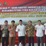 Foto bersama kompak suksekan kartu tani dalam sarasehan yang digelar BRI, Petani dan PTPN XI - PG Semboro dengan tema "Sosialisasi Kartu Tani Indonesia untuk Sinergi Menuju Swasembada Gula Berdaya Saing" di Padepokan H.M. Arum Sabil, Tanggul, Jember. Foto: istimewa